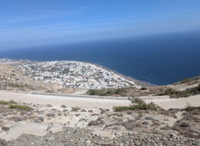 Έπαρχος Θήρας: Ολοκληρώνουμε εργασίες αποκατάστασης και κατασκευής νέων στηθαίων ασφαλείας αργολιθοδομής στο Καμάρι και συγκεκριμένα στον δρόμο προς την Αρχαία Θήρα.