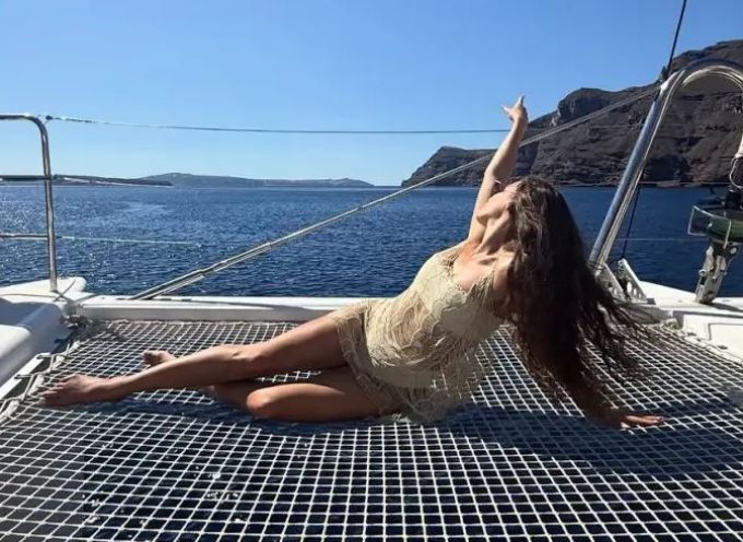 Η Evangelia ποζάρει με μαγιό στις διακοπές της στη Σαντορίνη – Δείτε φωτογραφίες