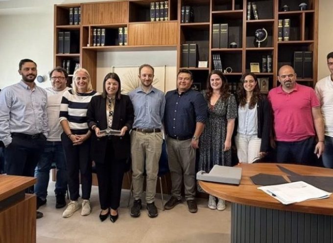 ΕΠΑΡΧΟΣ ΘΗΡΑΣ:Πραγματοποιήσαμε σήμερα ενημερωτική συνάντηση με την καθηγήτρια Εύη Νομικού, παρουσία εκπροσώπων των παραγωγικών φορέων του νησιού μας καθώς και ερευνητές από διάφορα γερμανικά Ινστιτούτα στο πλαίσιο του ερευνητικού έργου MULTI-MAREX