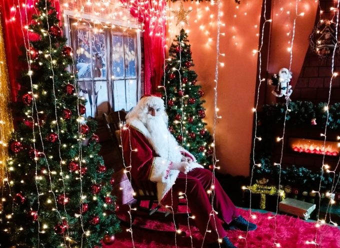 Η Σαντορίνη γιορτάζει τα πιο μαγικά Χριστούγεννα στην κεντρική πλατεία των Φηρών.