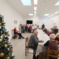 Οι μαθητές του τμήματος Ε’2 του Δημοτικού σχολείου Πύργου – Μεγαλοχωρίου άνοιξαν μια μεγάλη αγκαλιά αγάπης για τους παππούδες και τις γιαγιάδες στο Πτωχοκομείο.