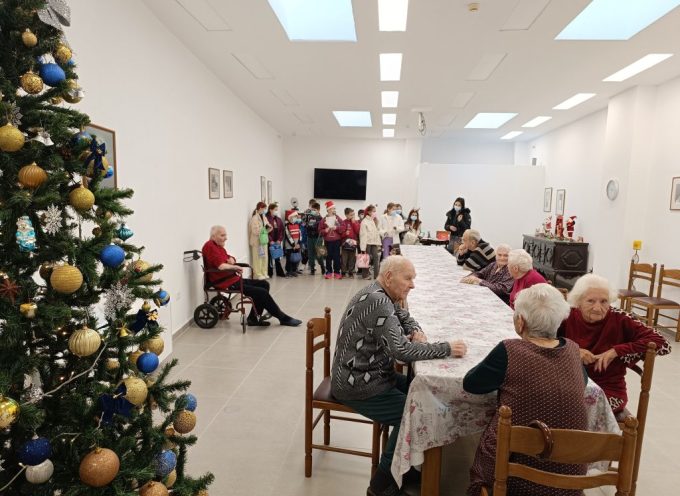 Οι μαθητές του τμήματος Ε’2 του Δημοτικού σχολείου Πύργου – Μεγαλοχωρίου άνοιξαν μια μεγάλη αγκαλιά αγάπης για τους παππούδες και τις γιαγιάδες στο Πτωχοκομείο.