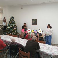 Οι γιαγιάδες και οι παππούδες μας συναντήθηκαν σήμερα στο ίδρυμά μας με τους μαθητές του νηπιαγωγείου Έξω Γωνιάς σε μια συνάντηση που είναι πλέον θεσμός