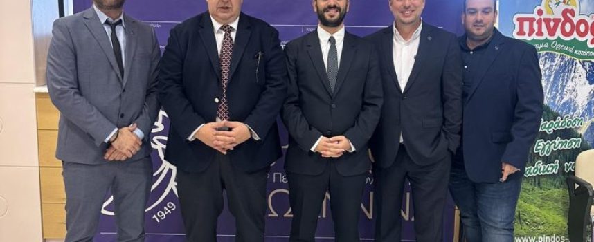 Το παρόν του στο 8ο Περιφερειακό Συνέδριο της Π.Ο.Ξ. στα Ιωάννινα έδωσε ο πρόεδρος της Ένωσης Ξενοδόχων Σαντορίνης Αντώνης Παγώνης.