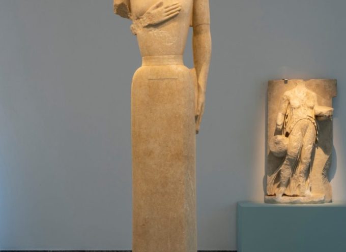 Λόγω μεγάλης προσέλευσης και ενδιαφέροντος, η έκθεση «Κυκλαδίτισσες: Άγνωστες ιστορίες γυναικών των Κυκλάδων» στο Αρχαιολογικό Μουσείο Θήρας στη Σαντορίνη παρατείνεται ως τον Νοέμβριο του 2026.