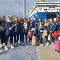 Υποδοχή της Κ20 του Α.Ο. Θήρας στο λιμάνι – Αθλητικό ήθος και δύναμη απέναντι στις δυσκολίες της νησιωτικότητας