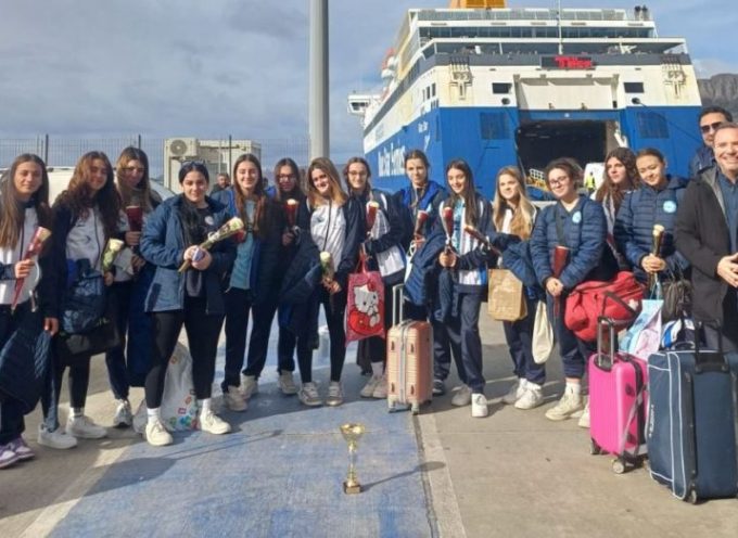 Υποδοχή της Κ20 του Α.Ο. Θήρας στο λιμάνι – Αθλητικό ήθος και δύναμη απέναντι στις δυσκολίες της νησιωτικότητας