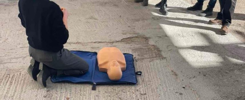 Ενημέρωση εκπαιδευτικών σχετικά με τη χρήση απινιδωτών στα σχολεία της Σαντορίνης