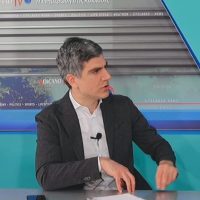 Ο ΘΑΝΑΣΗΣ ΓΛΑΒΙΝΑΣ ΣΤΟ ΚΑΝΑΛΙ ΤΗΣ ΣΑΝΤΟΡΙΝΗΣ
