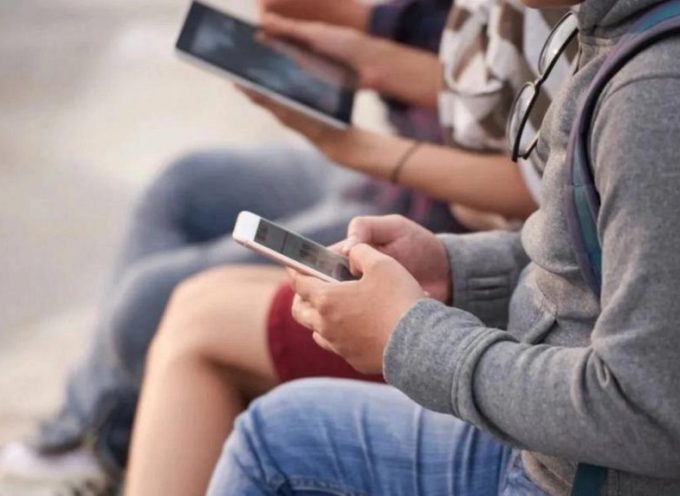 Έρχεται νόμος που θα απαγορεύει τη χρήση social media για παιδιά έως 15 ετών