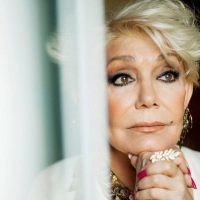 Έφυγε από τη ζωή η μεγάλη Κυρία του ελληνικού τραγουδιού, Μαρινέλλα. Η κορυφαία τραγουδίστρια άφησε την τελευταία της πνοή στο σπίτι της.