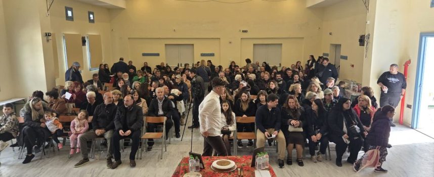 Με επιτυχία η πρώτη κοπή πίτας του Συλλόγου Τριτέκνων Επαρχίας Θήρας