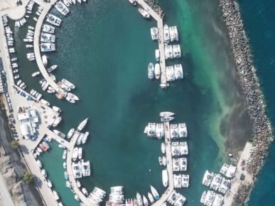 ΔΗΜ.ΛΙΜ.ΤΑΜΕΙΟ ΘΗΡΑΣ:Υπέπεσε στην αντίληψη μας ότι, επιτήδειοι προσπαθούν να αποκομίσουν οικονομικό όφελος, ζητώντας χρήματα από ελλιμενιζόμενους, στο λιμανάκι της Βλυχάδας.