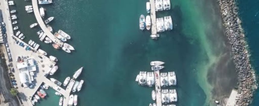 ΔΗΜ.ΛΙΜ.ΤΑΜΕΙΟ ΘΗΡΑΣ:Υπέπεσε στην αντίληψη μας ότι, επιτήδειοι προσπαθούν να αποκομίσουν οικονομικό όφελος, ζητώντας χρήματα από ελλιμενιζόμενους, στο λιμανάκι της Βλυχάδας.