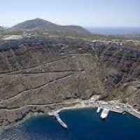 Σύμφωνα με ανακοίνωση της Γενικής Περιφερειακής Αστυνομικής Διεύθυνσης Νοτίου Αιγαίου ο δρόμος απο και προς τον όρμο του Αθηνιού είναι κλειστός μέχρι να κριθεί ασφαλής.