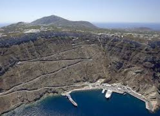 Σύμφωνα με ανακοίνωση της Γενικής Περιφερειακής Αστυνομικής Διεύθυνσης Νοτίου Αιγαίου ο δρόμος απο και προς τον όρμο του Αθηνιού είναι κλειστός μέχρι να κριθεί ασφαλής.