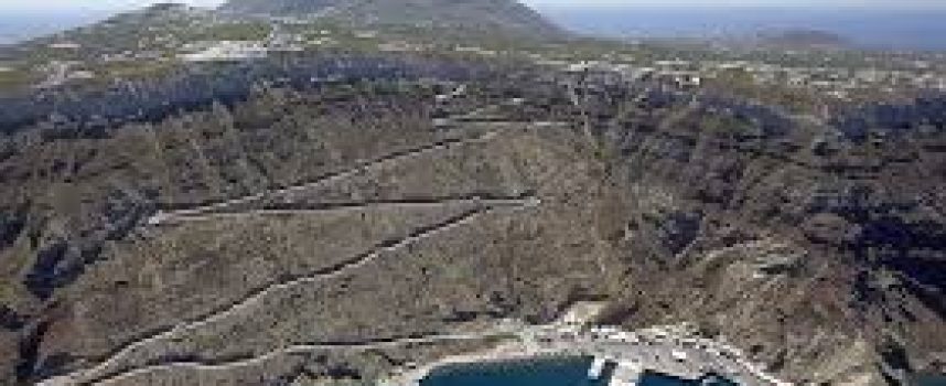 Σύμφωνα με ανακοίνωση της Γενικής Περιφερειακής Αστυνομικής Διεύθυνσης Νοτίου Αιγαίου ο δρόμος απο και προς τον όρμο του Αθηνιού είναι κλειστός μέχρι να κριθεί ασφαλής.