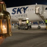 Η SKY Express ανακοίνωσε πως θα αναλάβει με προγραμματισμένες πτήσεις της τη μεταφορά του Αγίου Φωτός σε επτά προορισμούς της χώρας, συγκεκριμένα σε Αλεξανδρούπολη, Ηράκλειο, Κέρκυρα, Χανιά, Μυτιλήνη, Ρόδο, Σαντορίνη