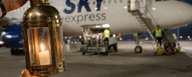 Η SKY Express ανακοίνωσε πως θα αναλάβει με προγραμματισμένες πτήσεις της τη μεταφορά του Αγίου Φωτός σε επτά προορισμούς της χώρας, συγκεκριμένα σε Αλεξανδρούπολη, Ηράκλειο, Κέρκυρα, Χανιά, Μυτιλήνη, Ρόδο, Σαντορίνη