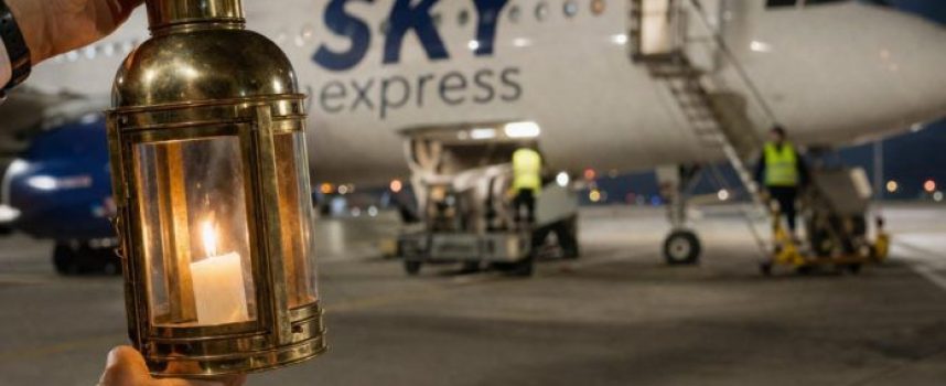 Η SKY Express ανακοίνωσε πως θα αναλάβει με προγραμματισμένες πτήσεις της τη μεταφορά του Αγίου Φωτός σε επτά προορισμούς της χώρας, συγκεκριμένα σε Αλεξανδρούπολη, Ηράκλειο, Κέρκυρα, Χανιά, Μυτιλήνη, Ρόδο, Σαντορίνη